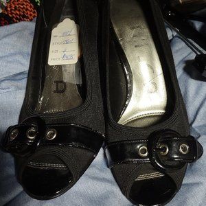 Black open toed high heeled shoes from UNISA size 8 - in great used condition